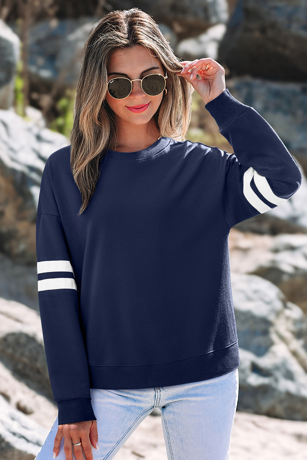 Sudadera Oversize Azul Cielo con Detalle de Rayas Universitarias y Hombros Caídos