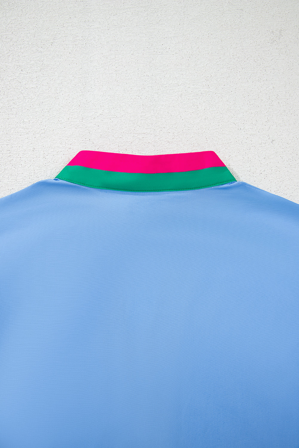 Blusa azul cielo con mangas abullonadas y toque de color en el escote