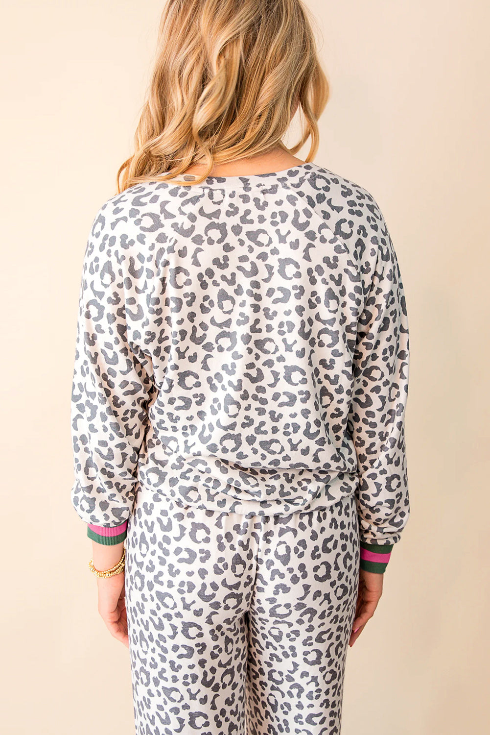 Conjunto de pantalón con cordón y parche de cincha a rayas, top de manga larga con cuello de pico en color gris y estampado de leopardo