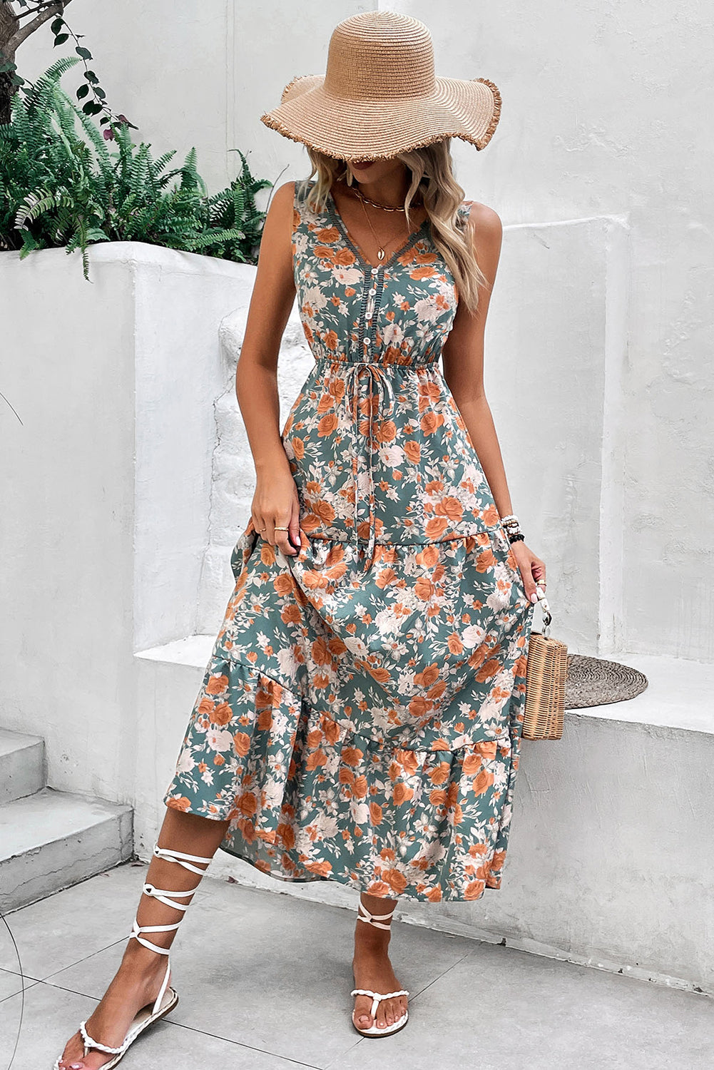 Vestido largo de fiesta sin mangas con cuello de pico, ajuste en la cintura con lazo y estampado floral verde
