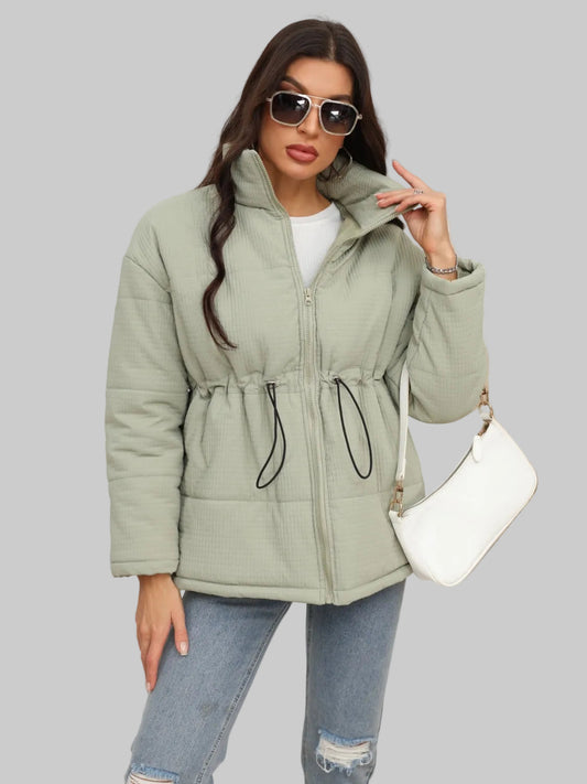 Chaqueta acolchada con cremallera y cordón en la cintura para mujer