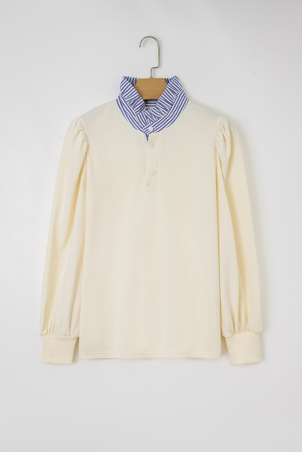 Sudadera con cuello a rayas, mangas abullonadas y parches, con botones blancos