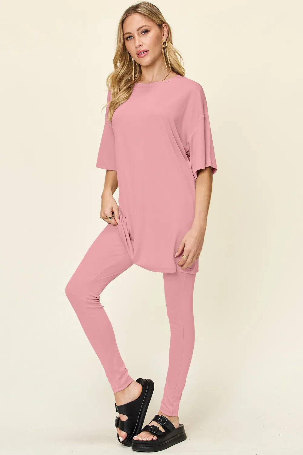 Conjunto de camiseta de manga caída con cuello redondo de tamaño completo y leggings Double Take