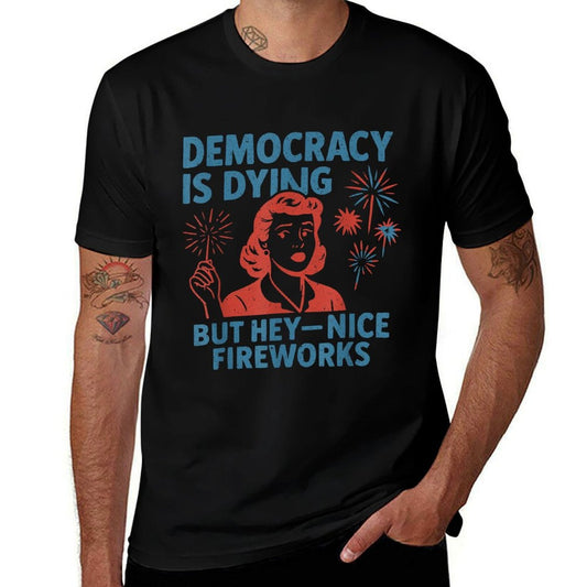 La democracia muere, pero ¡qué bonitos fuegos artificiales! Camiseta de mezcla de poliéster del 4 de julio.