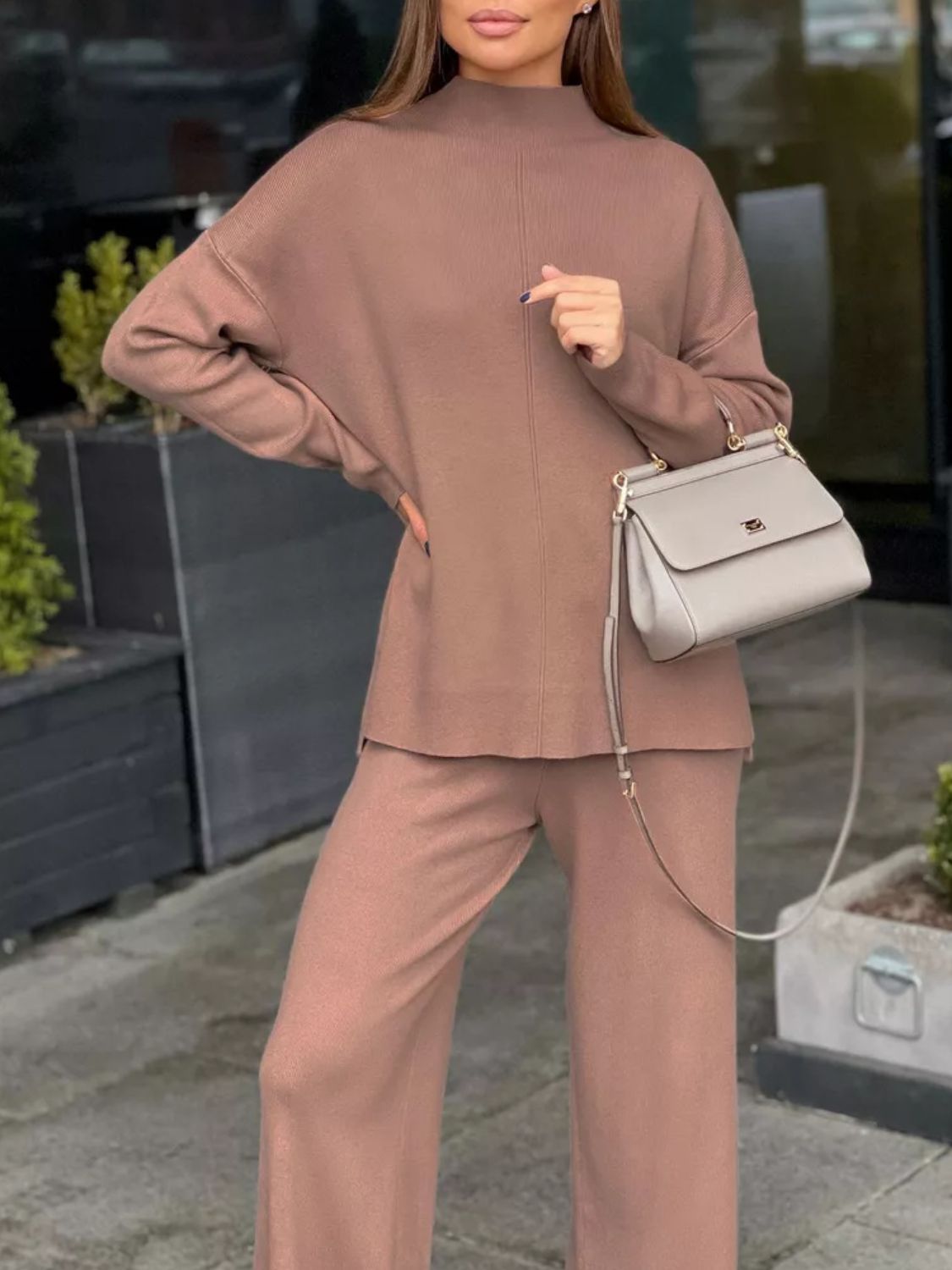 Conjunto de suéter de top de cuello simulado con aberturas y pantalón