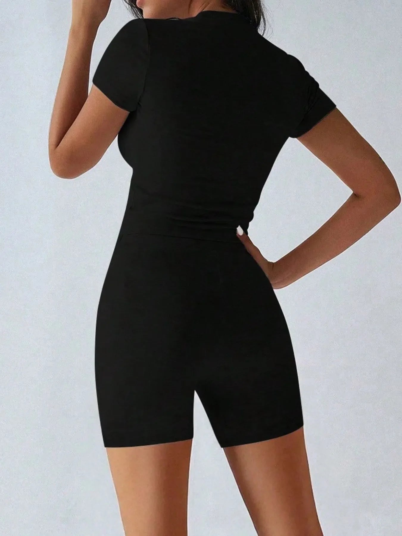 Conjunto de top de manga corta con cuello redondo y shorts