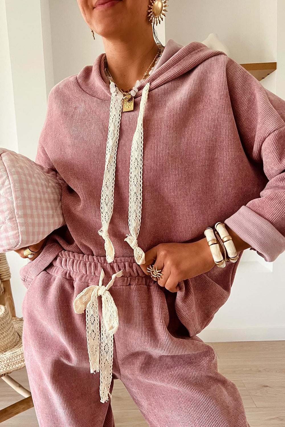 Sudadera con capucha y cordón gris humo y traje de pana de pantalón de talle alto