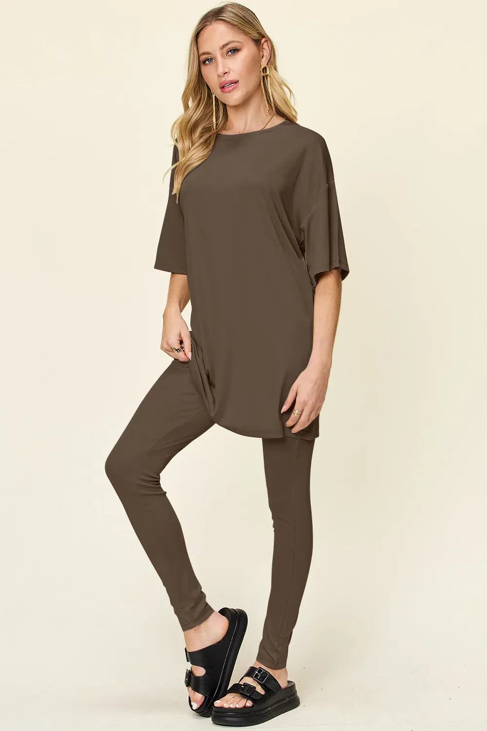 Conjunto de camiseta de manga caída con cuello redondo de tamaño completo y leggings Double Take