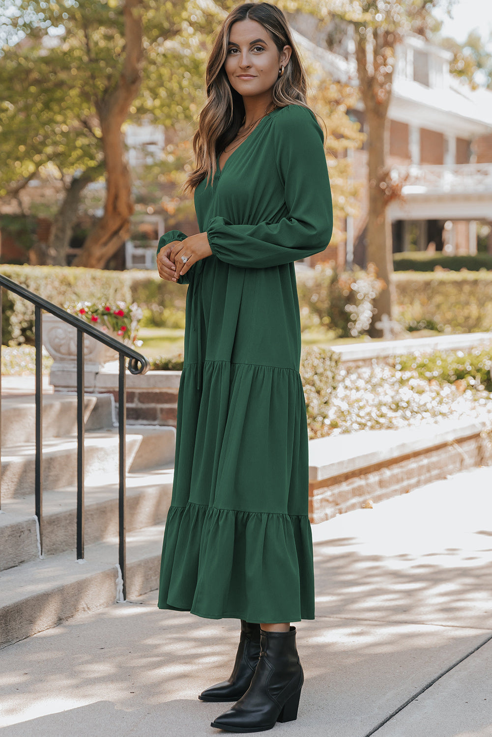 Vestido maxi escalonado con cuello en V y botones de manga larga, liso, verde negruzco