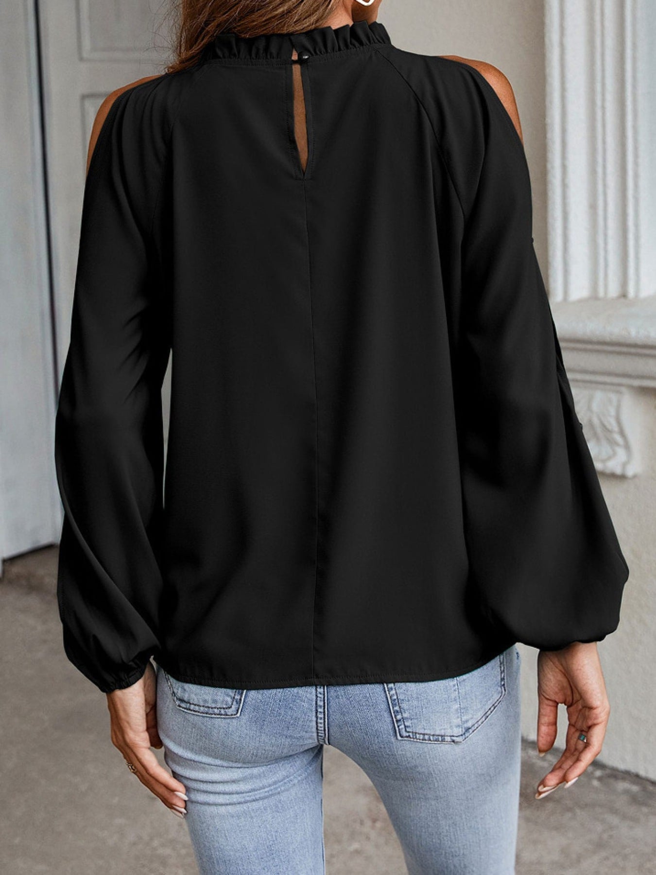 Blusa con volantes en el cuello y hombros descubiertos