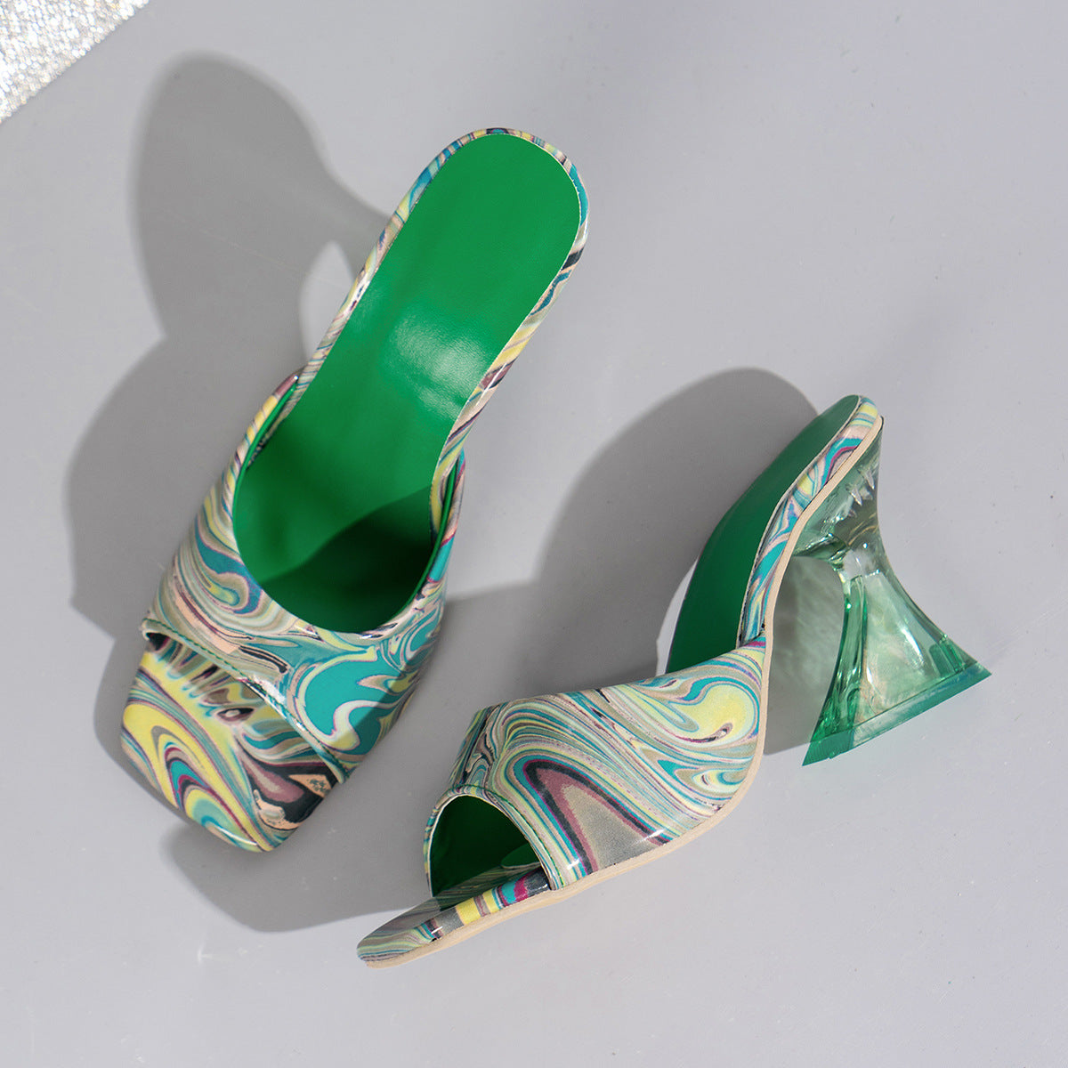 Sandalias de tacón medio peep toe en contraste