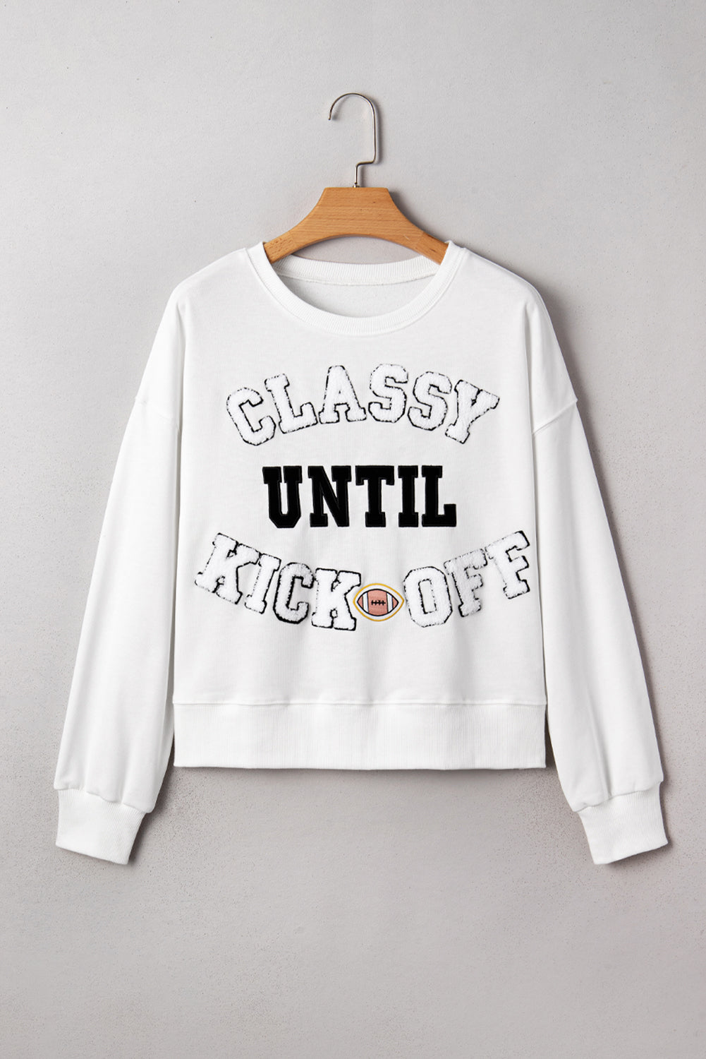 Sudadera suelta con letras de peluche "CLASSY UNTIL KICKOFF" negra