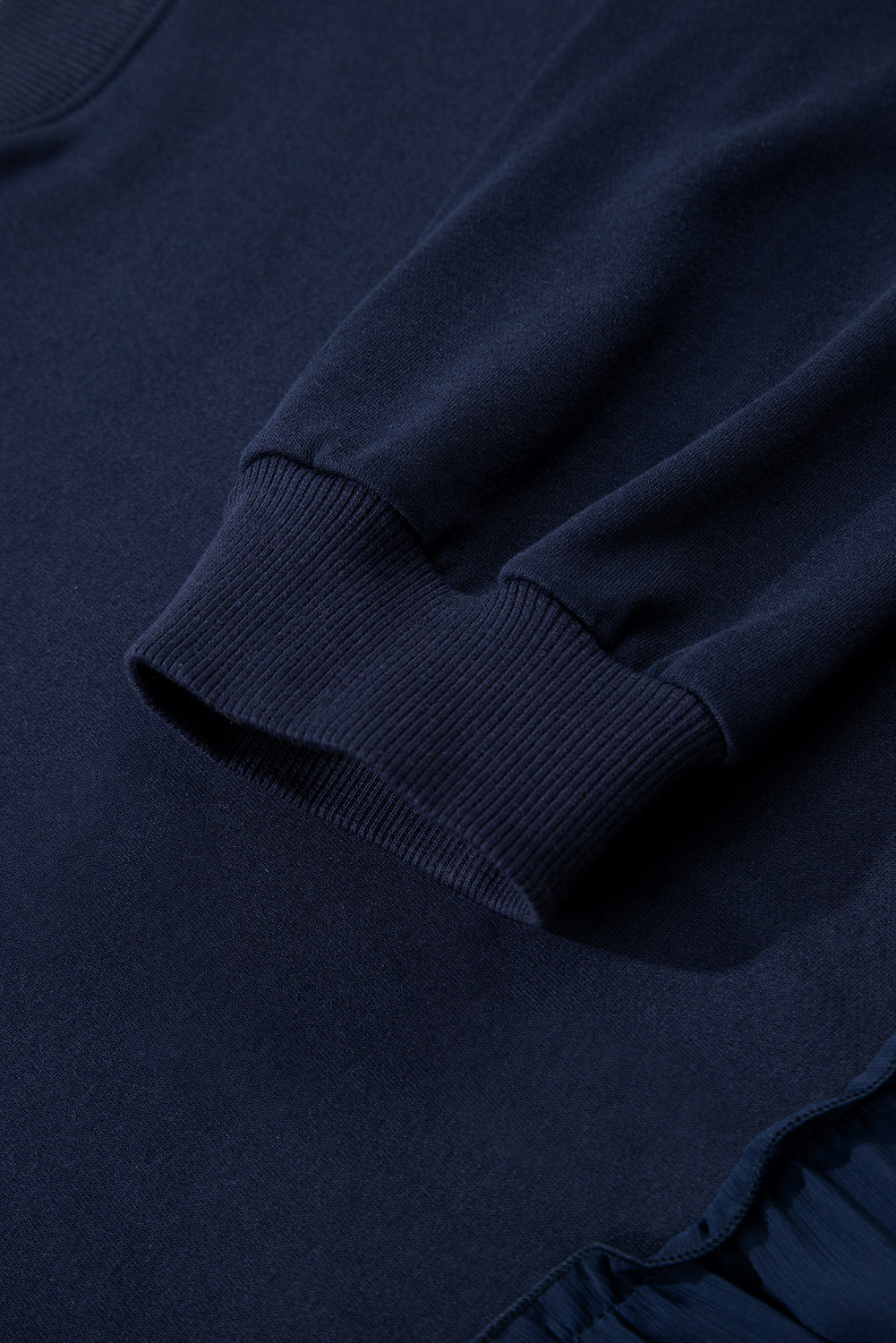 Top de talla grande azul marino con cuello redondo acanalado y volantes escalonados