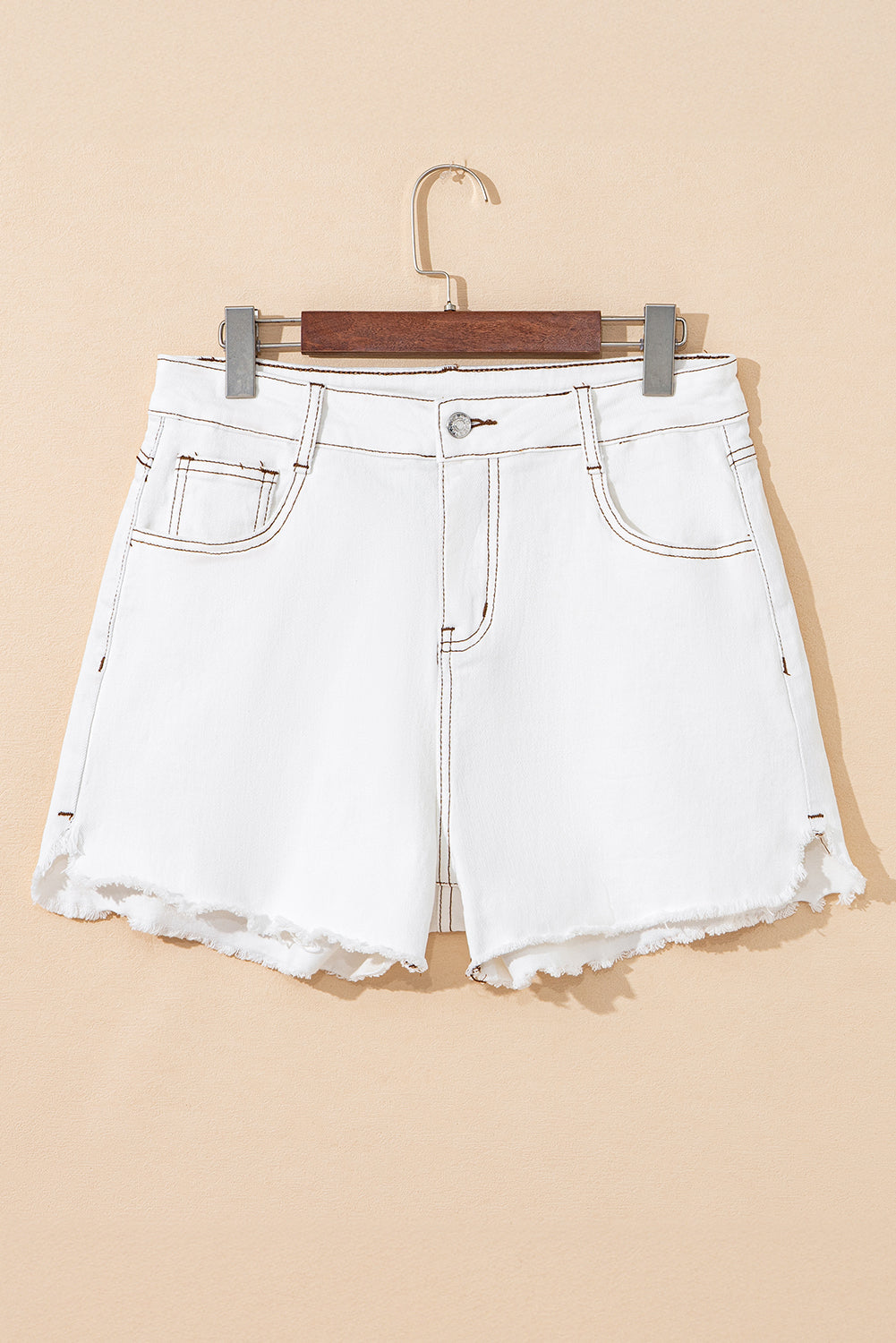 Shorts vaqueros blancos de cintura alta con bajo sin rematar