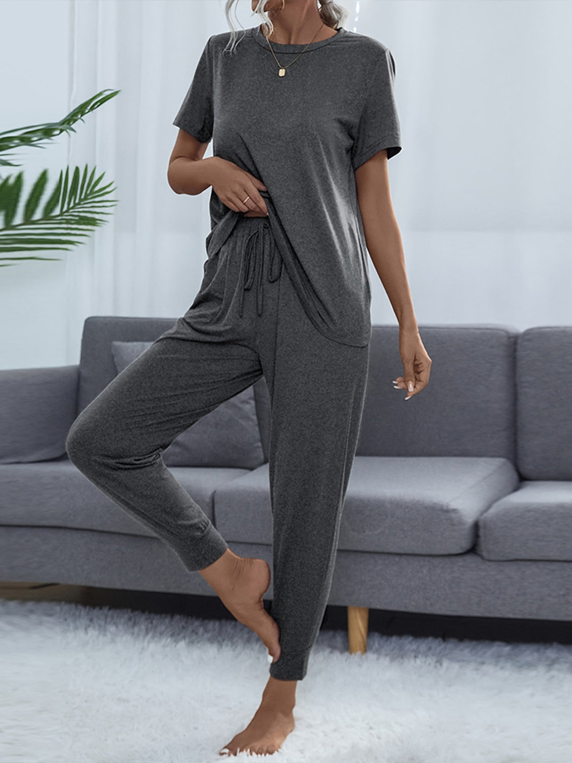 Conjunto de top y pantalón de manga corta con cuello redondo brillante