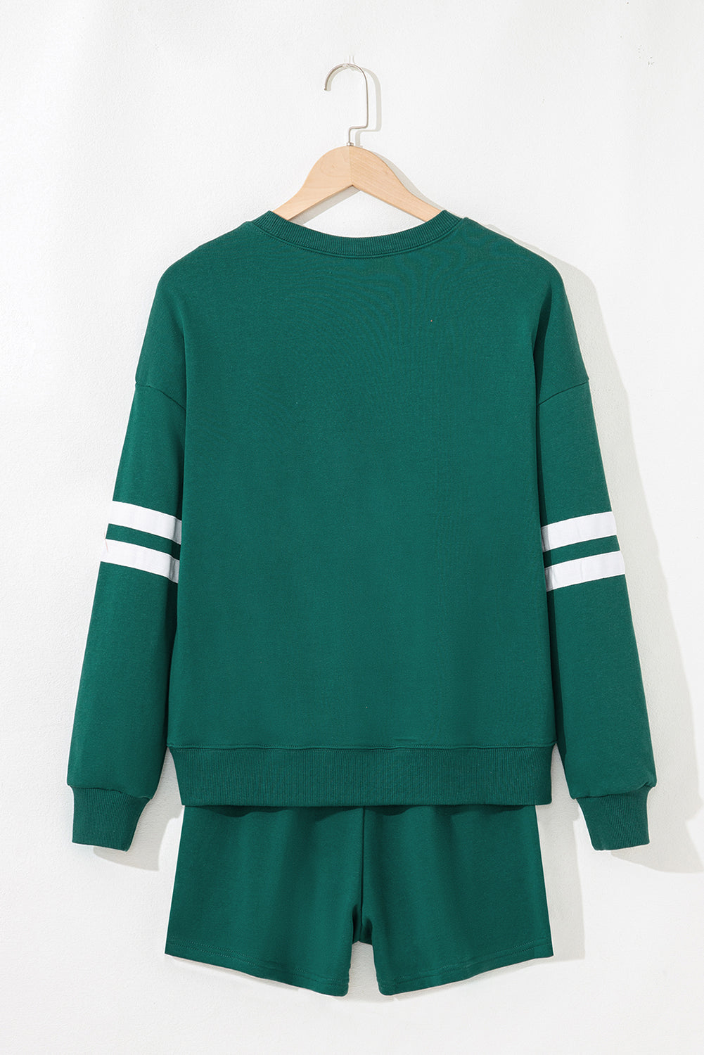 Conjunto de sudadera y pantalón corto con rayas en las mangas y hombros caídos Evergreen Varsity