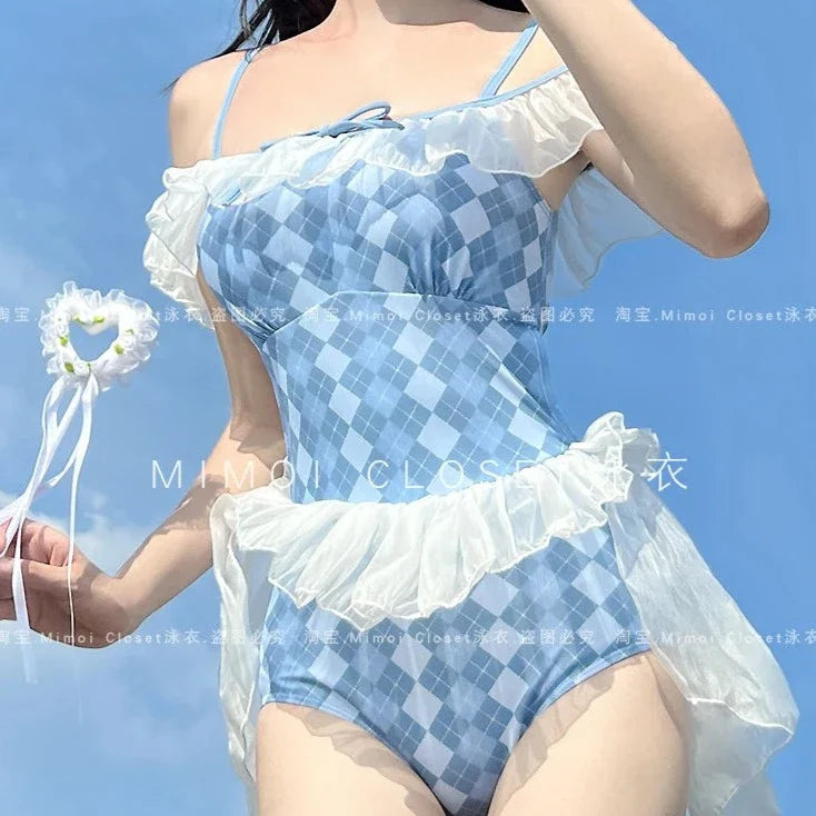 Lindo traje de baño de una pieza con estampado de rombos azules
