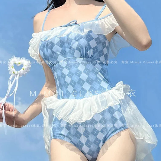 Lindo traje de baño de una pieza con estampado de rombos azules