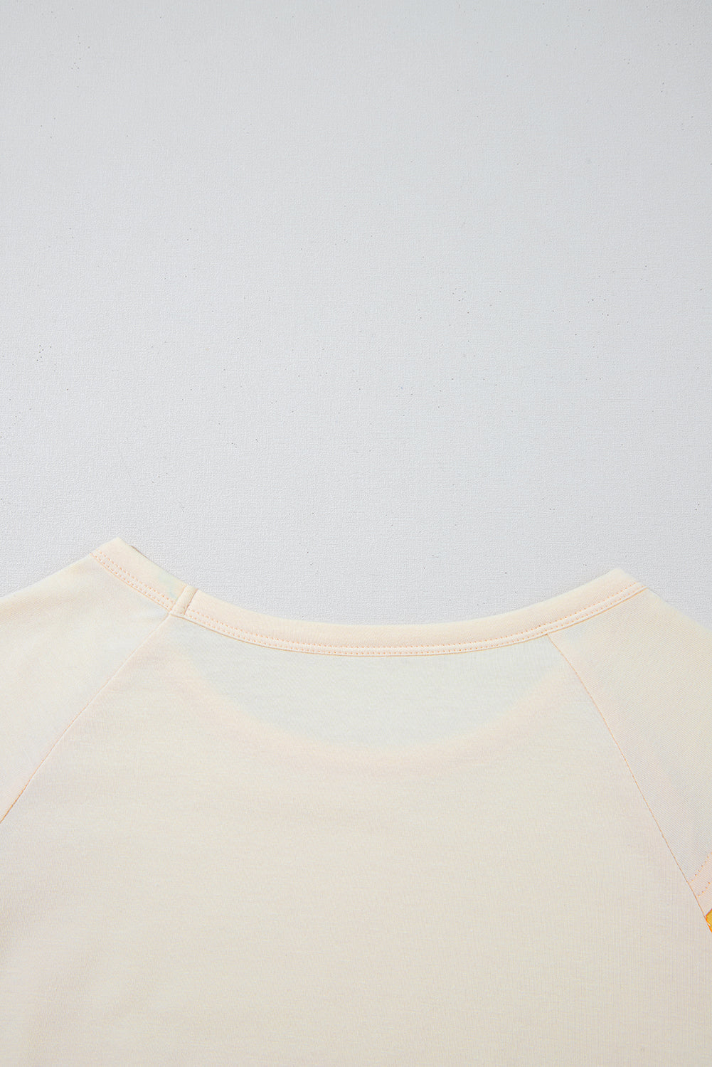 Camiseta blanca de manga corta y cuello redondo con bloques de color