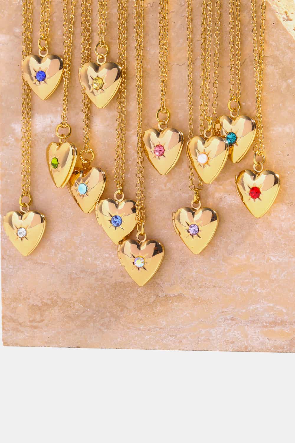 Collar con colgante de circonita en forma de corazón y chapado en oro de 14 quilates