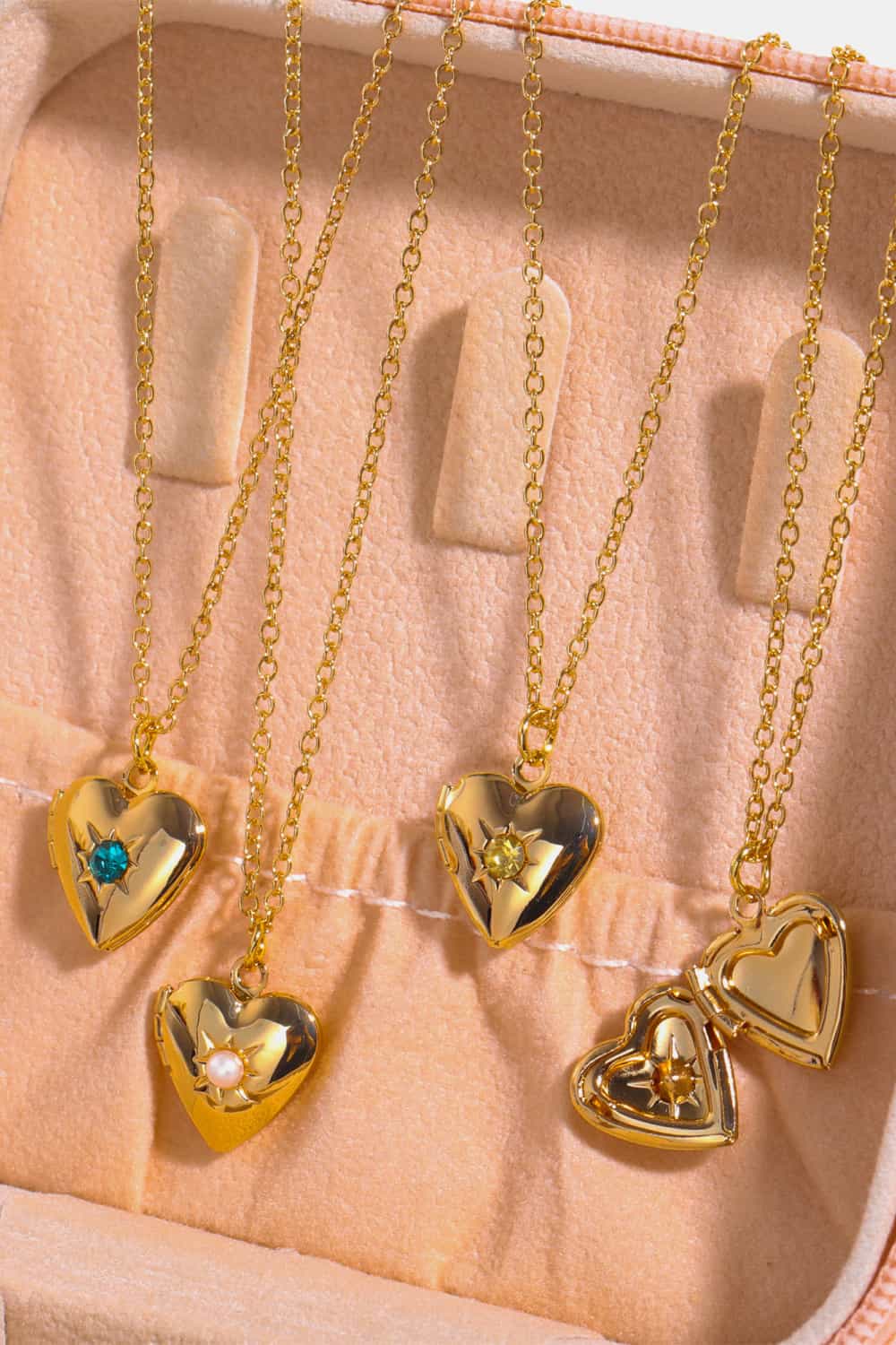 Collar con colgante de circonita en forma de corazón y chapado en oro de 14 quilates