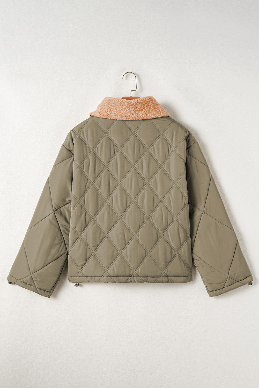 Chaqueta acolchada de plumón con cuello teddy verde selva y bolsillos de solapa