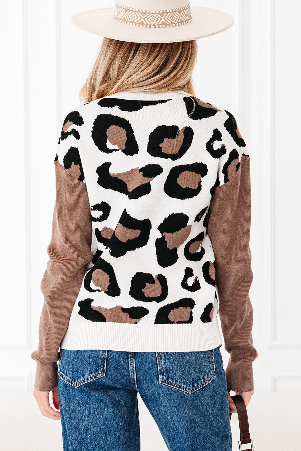 Suéter Jet Stream de punto con estampado de leopardo, bloques de color y mangas patchwork con cuello de pico