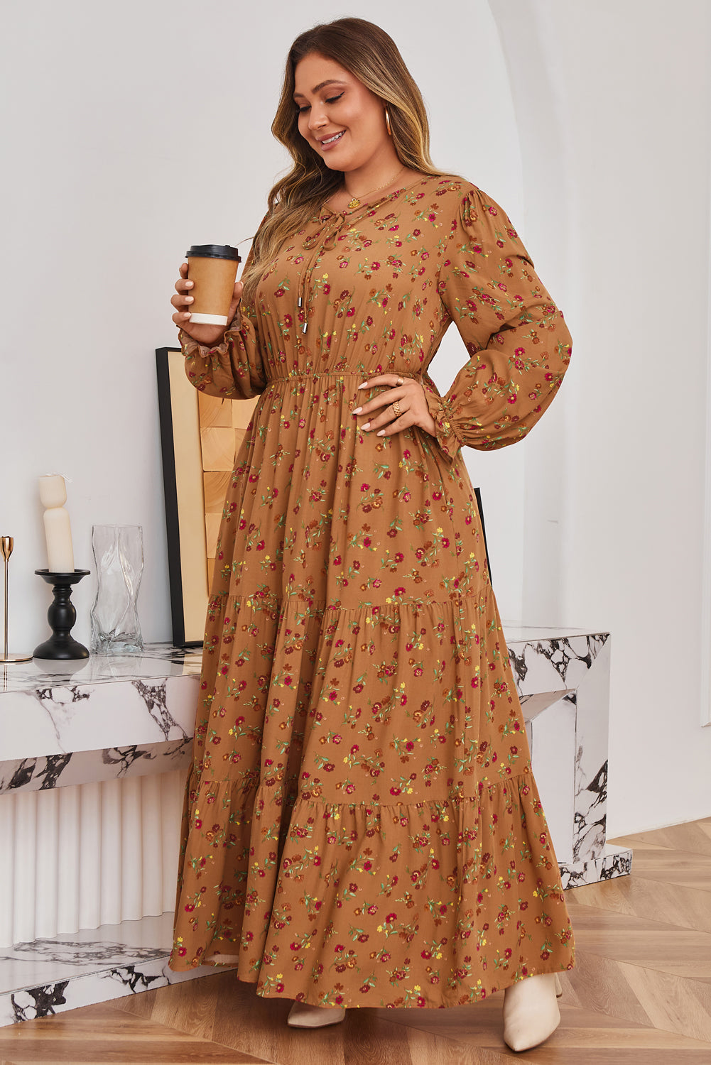 Vestido largo maxi con estampado floral de talla grande en color marrón con cuello de pico, mangas con volantes y diseño a capas