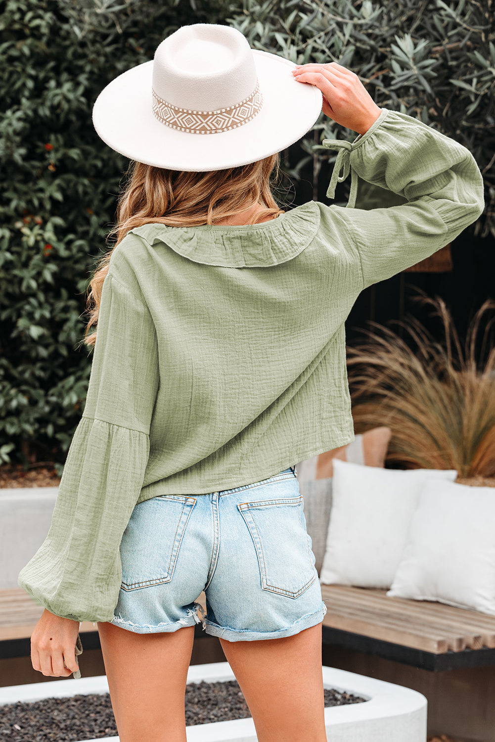 Blusa de gasa verde Meadow Mist con lazo frontal, volantes y escote en V de manga larga