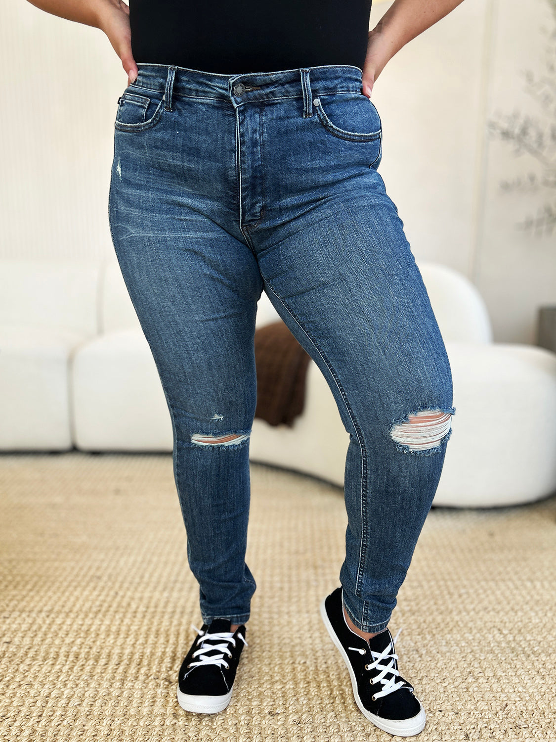 Jeans ajustados Judy Blue de tiro medio, talla completa, estilo desgastado