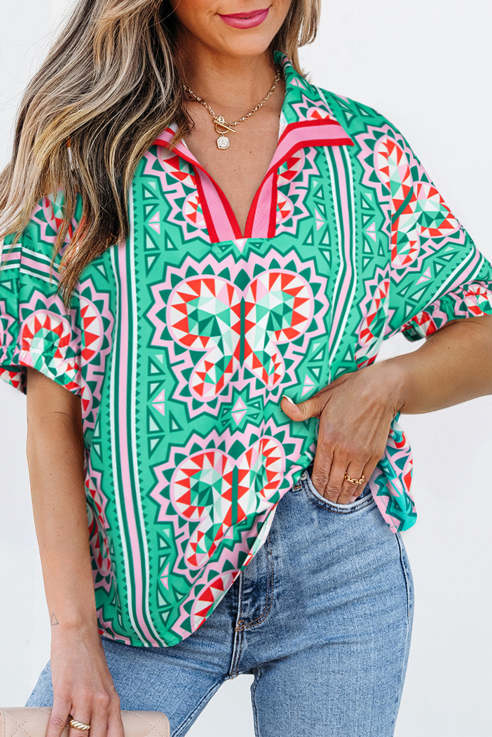 Blusa con cuello en V, estampado abstracto bohemio en verde mar y rayas en contraste