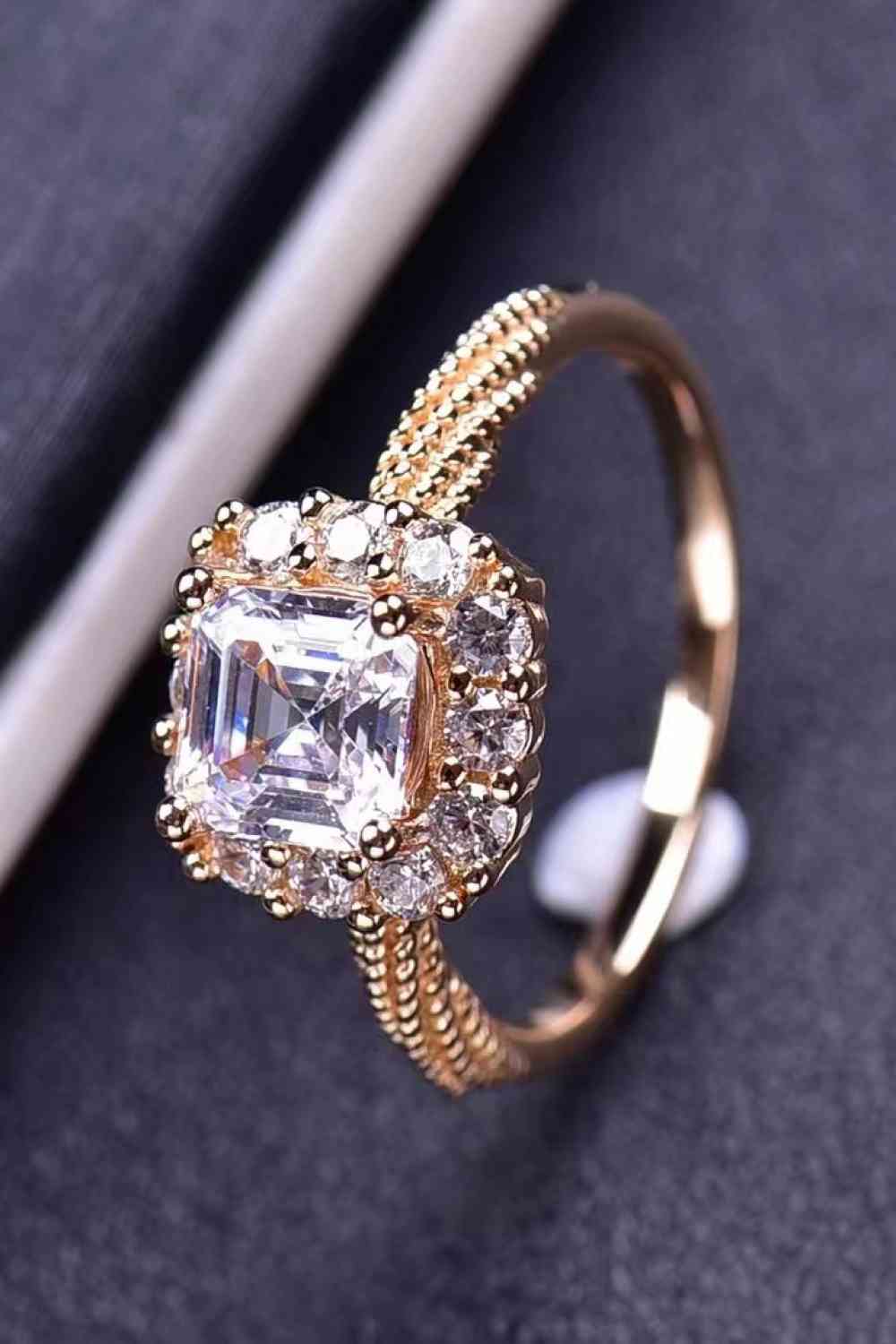 Anillo retorcido con moissanita de 1 quilate ElegantGem – Diseño minimalista en oro rosa de 18 quilates Ver tabla de tallas en "más detalles"
