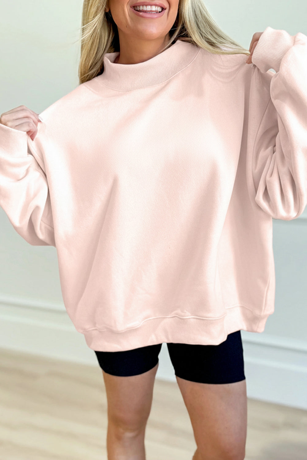Sudadera extragrande de cuello alto rosa brillante con bordado "Blessed"