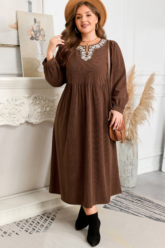 Vestido midi de talla grande con cuello con muescas bordado de café, textura plisada y cintura alta