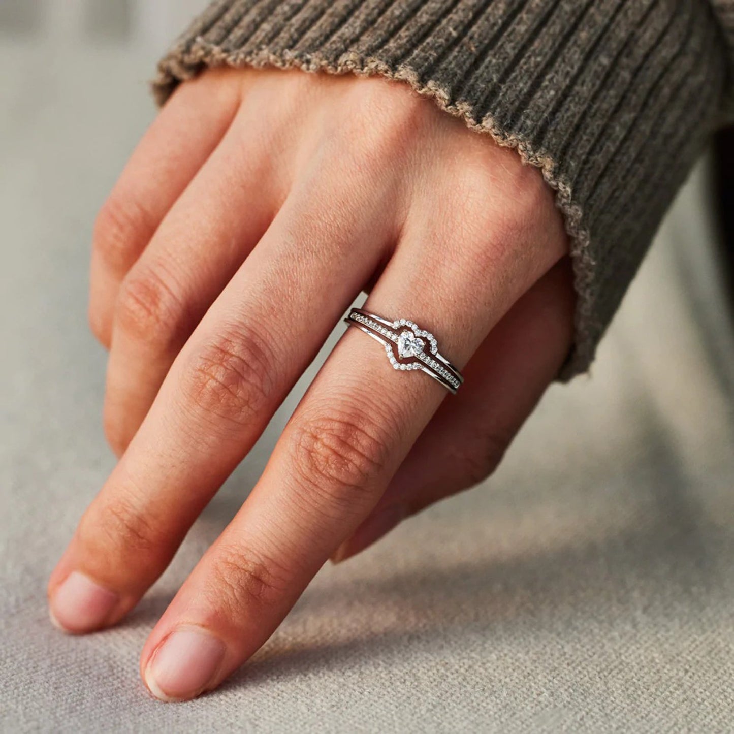 Anillo de Corazón con Circones Engastados de Plata de Ley 925