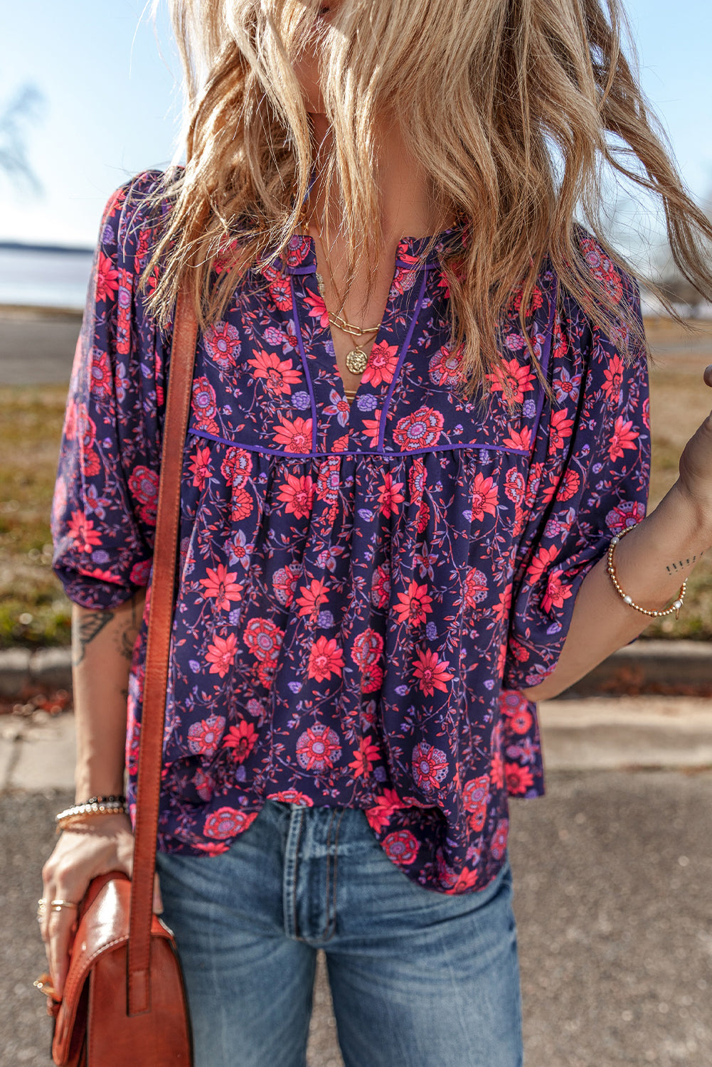 Blusa de manga corta con cuello dividido y estampado floral morado