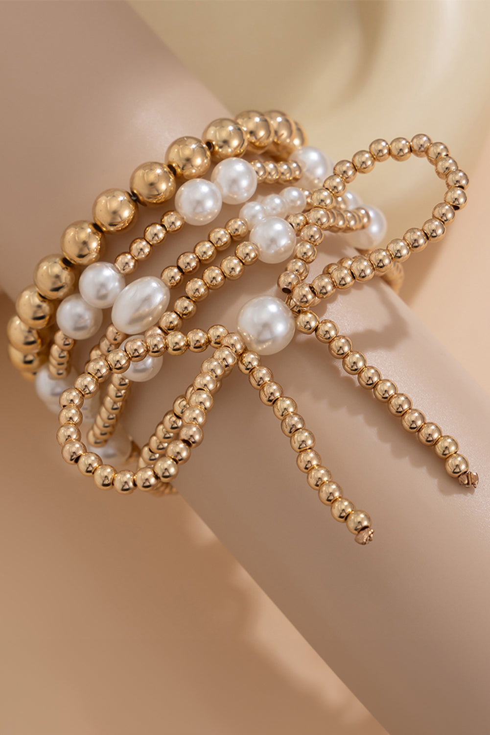 Set de pulseras de varias capas con cuentas de perlas y lazo dorado