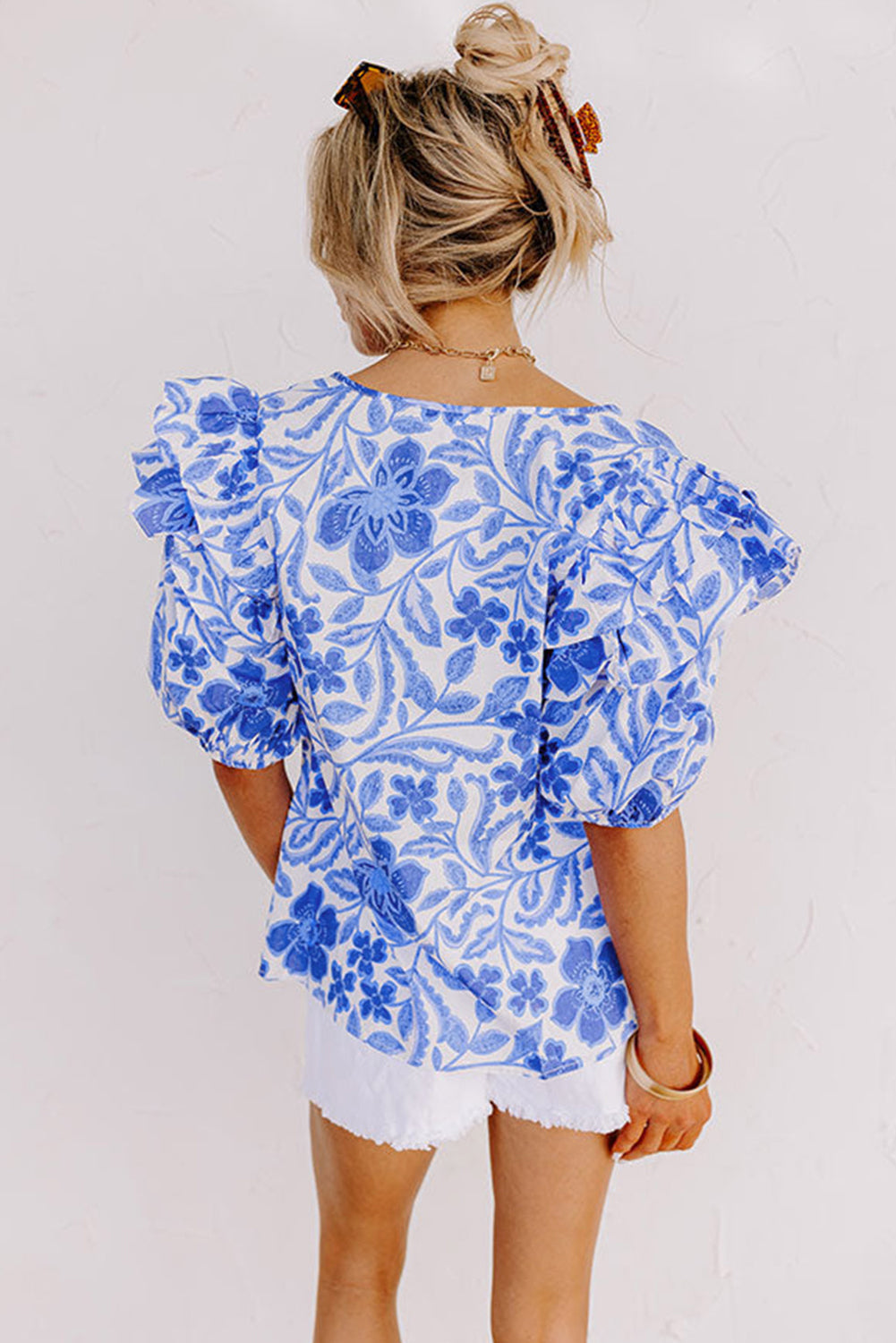 Blusa con estampado floral azul oscuro y manga abullonada con volantes