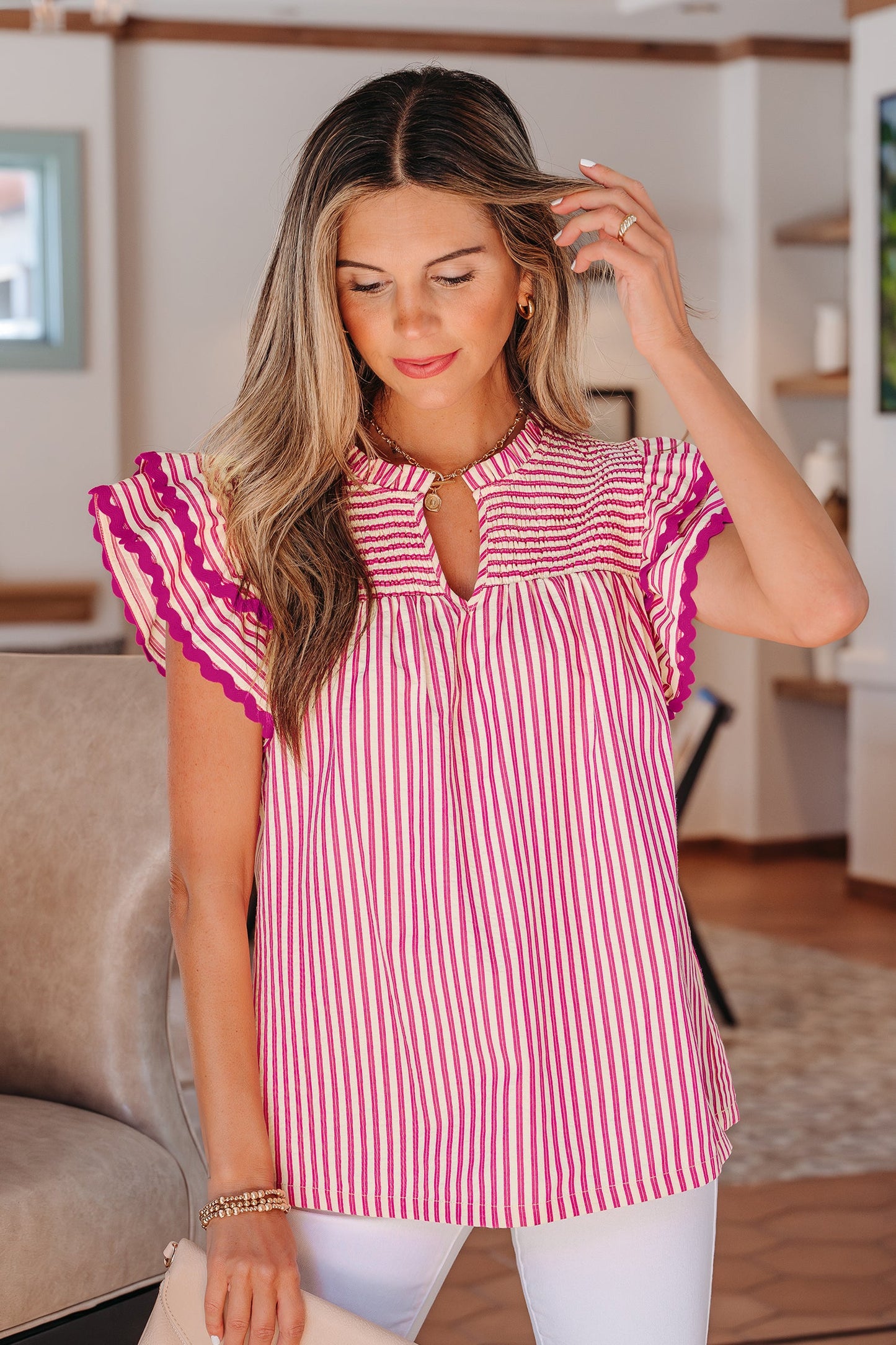 Blusa de manga corta con volantes y canesú fruncido a rayas de rosas