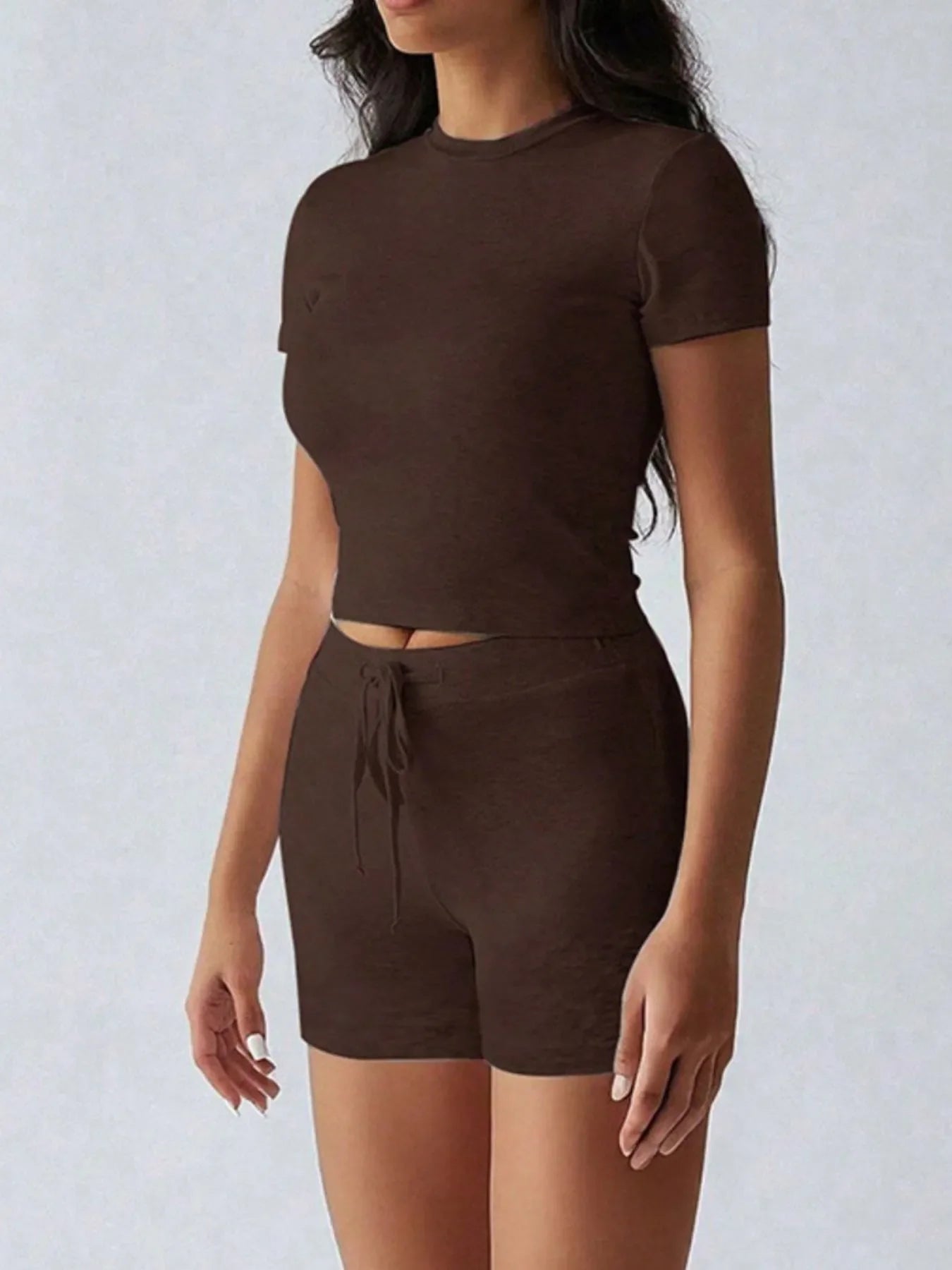 Conjunto de top de manga corta con cuello redondo y shorts