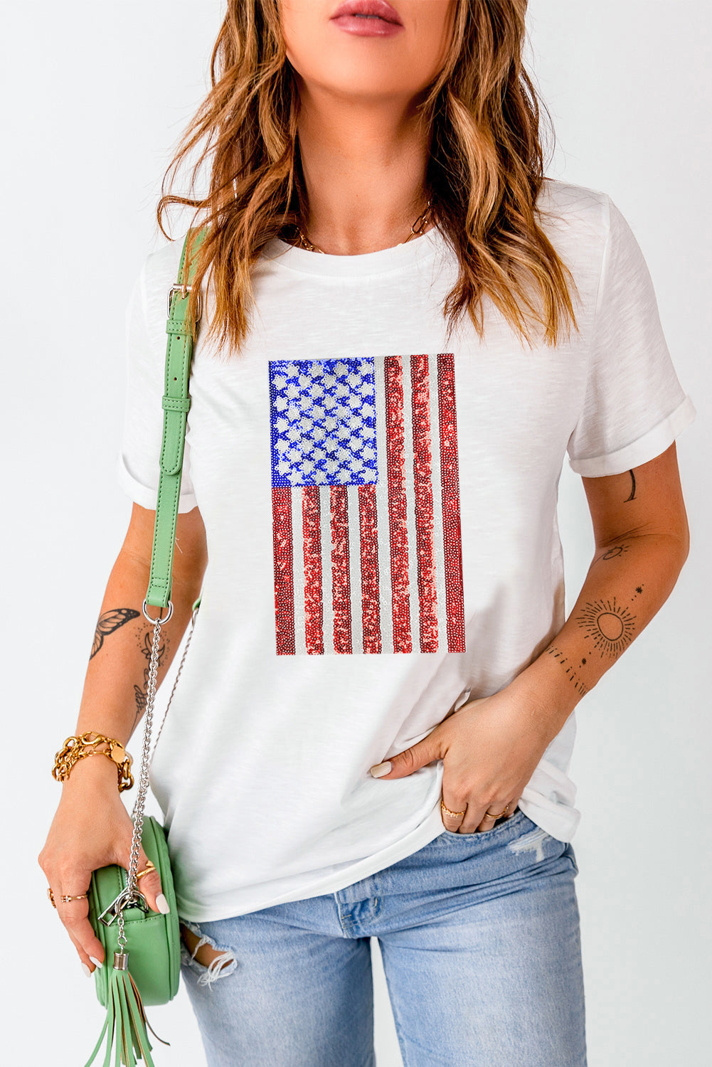 Camiseta de cuello redondo con gráfico de la bandera de EE. UU. brillante blanco