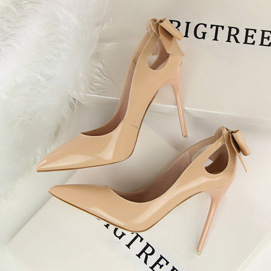 Tacones altos con lazo trasero recortado de color liso para mujer. Consulta la tabla de tallas en "más detalles".