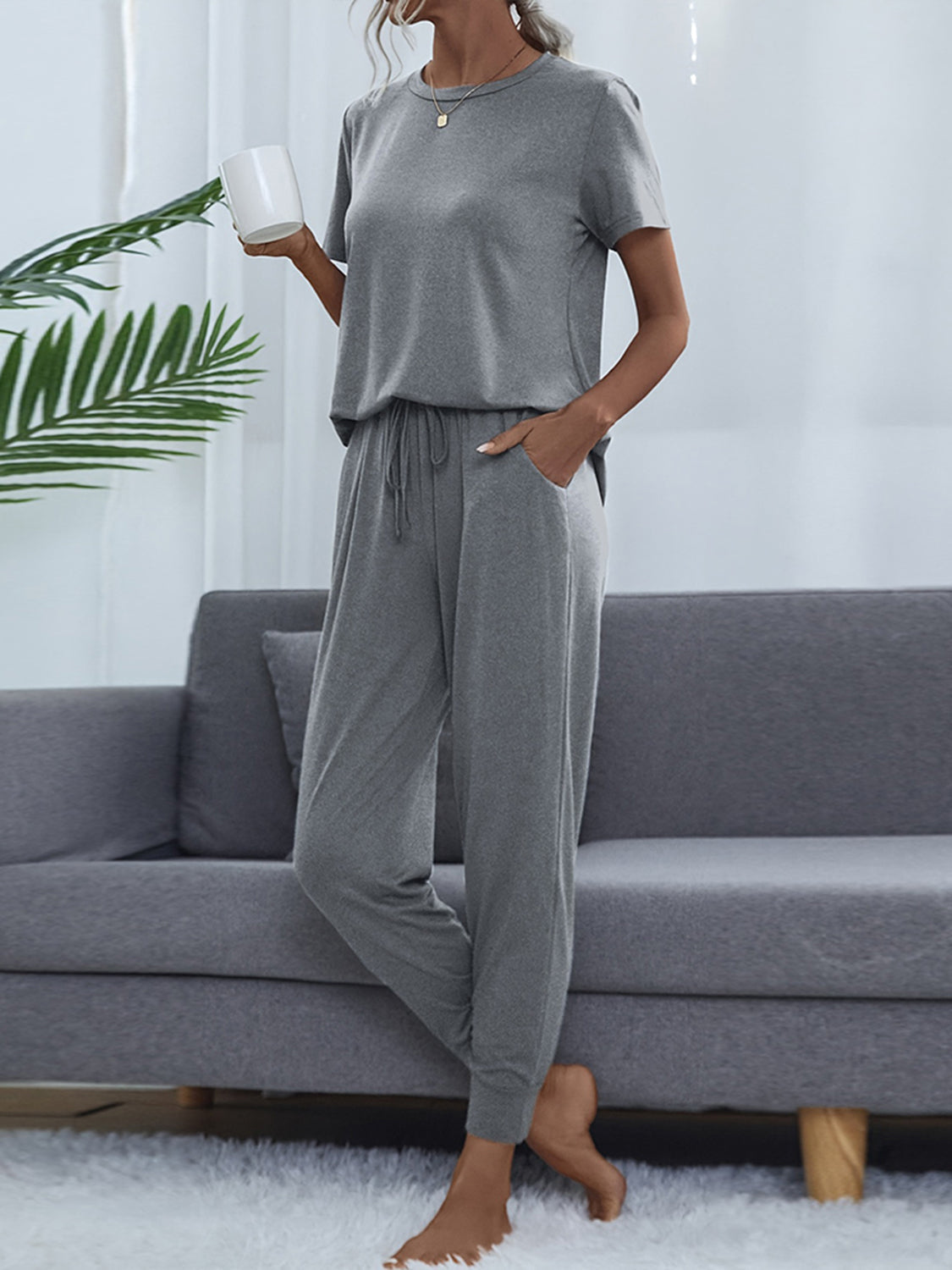 Conjunto de top y pantalón de manga corta con cuello redondo brillante