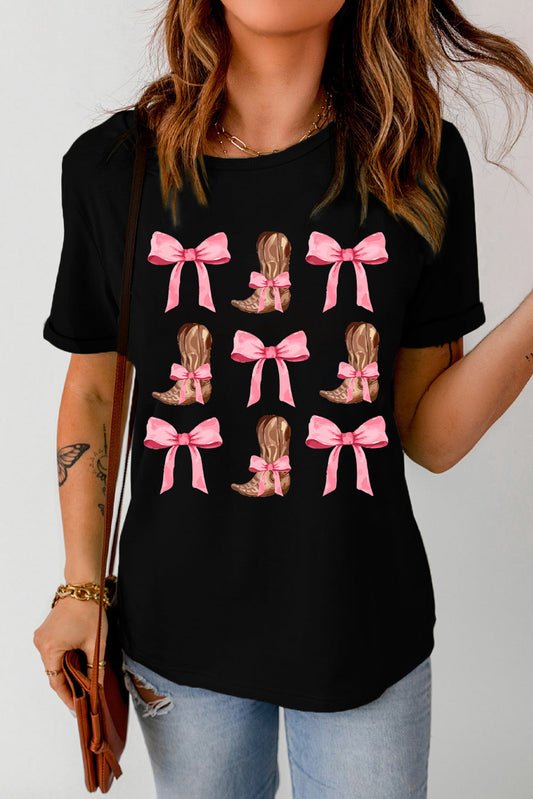 Camiseta de manga corta con cuello redondo y estampado de lazo y bota