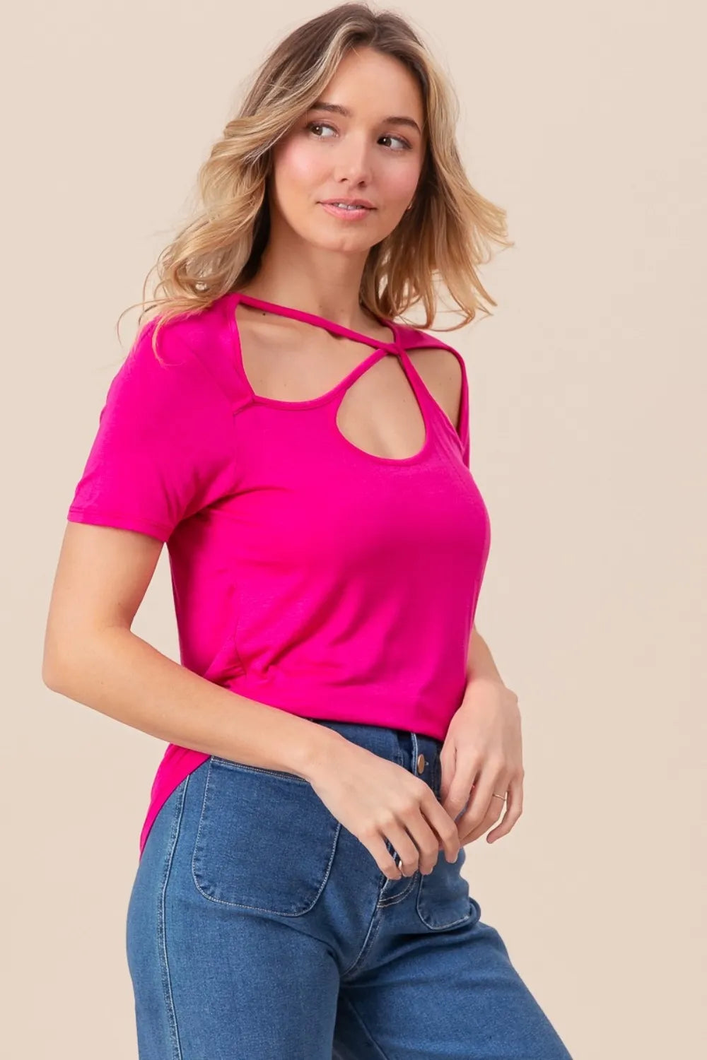 Camiseta de manga corta con cuello asimétrico y corte BiBi