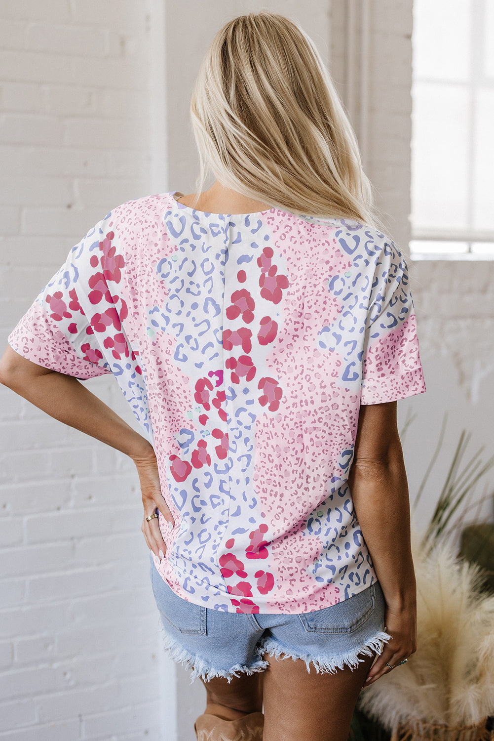 Blusa rosa de manga corta con cuello en V y estampado de leopardo mixto