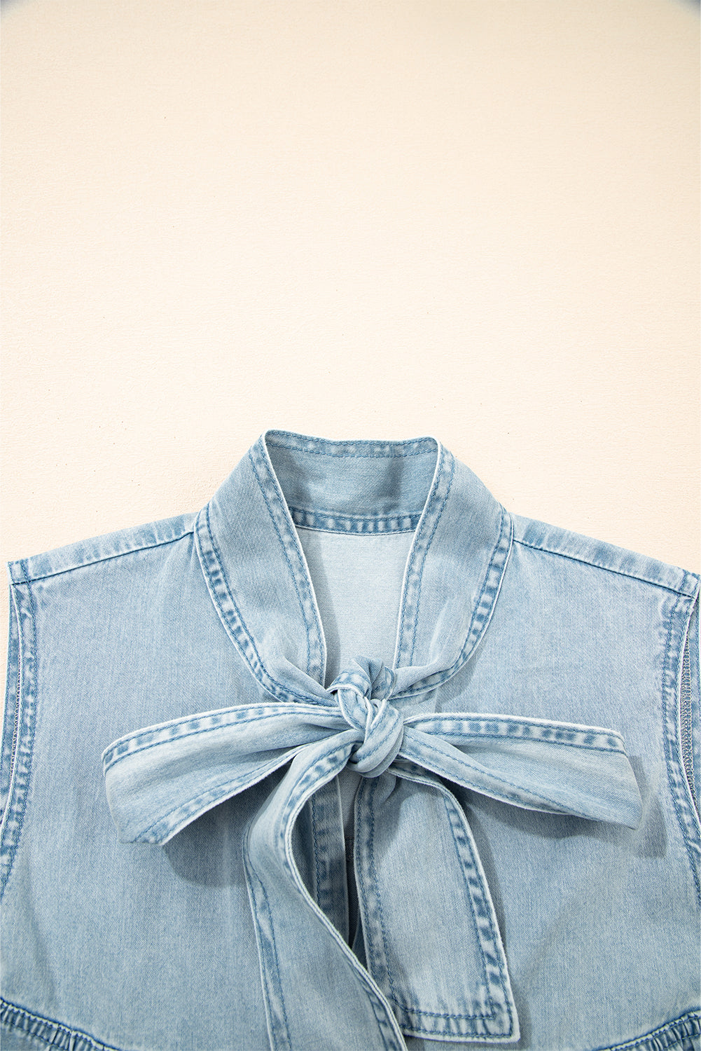 Vestido chambray sin mangas con cuello de lazo de color verde azulado y volantes