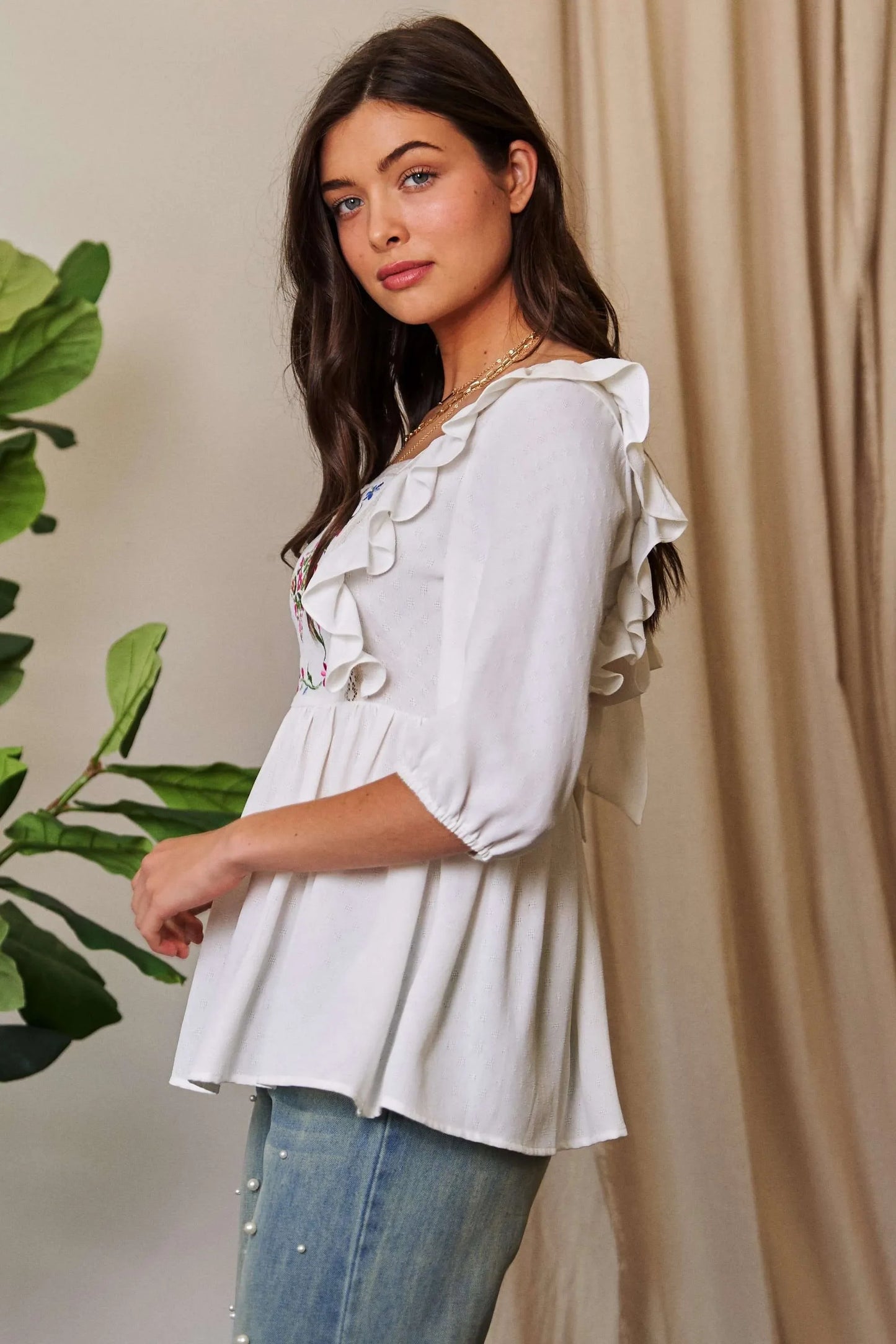 Blusa Davi & Dani con bordado floral, textura y lazo en la espalda con volantes