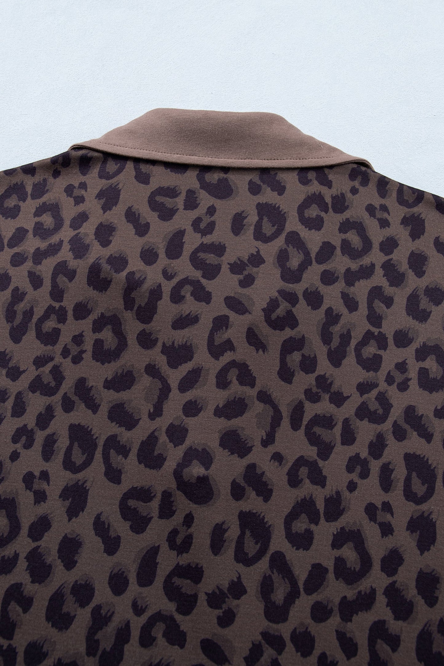 Conjunto corto de 2 piezas con cuello en V marrón y estampado de leopardo