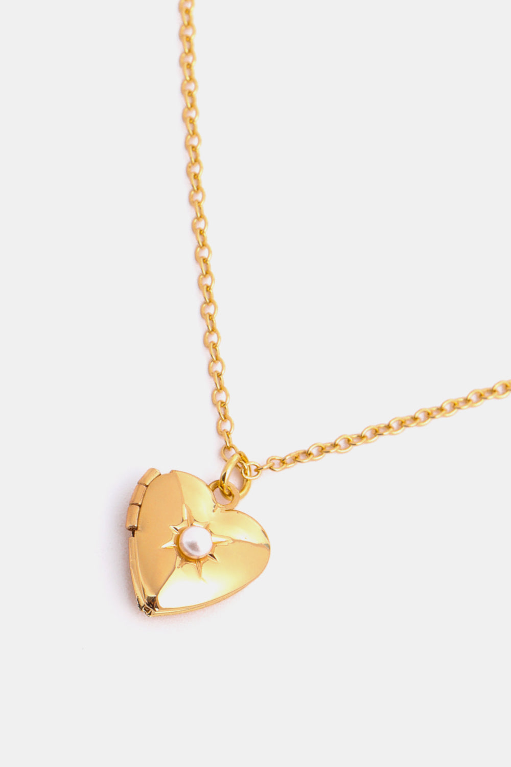 Collar con colgante de circonita en forma de corazón y chapado en oro de 14 quilates